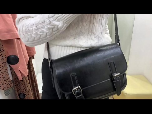❤️ Almenn sjálfsfróun ungrar tíkar FeralBerry með dildó í mátunarklefa ❤️ Bara klám á is.dickies-shop.ru ❌❤